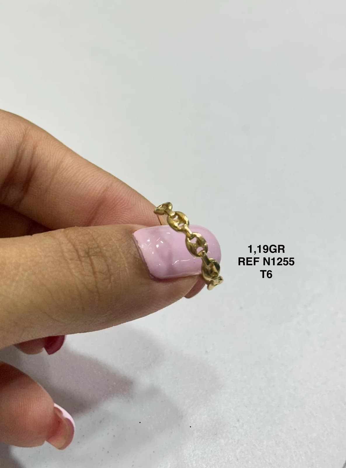 Anillo con detalle floral sostenido en la mano