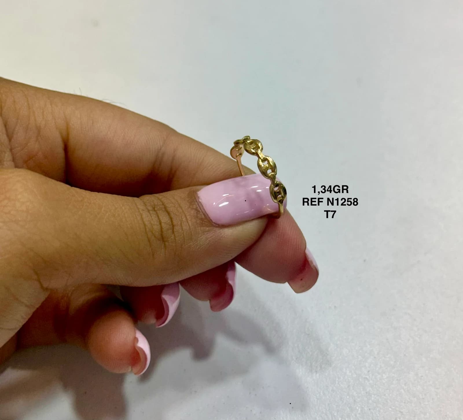 Anillo de eslabones sostenido en la mano