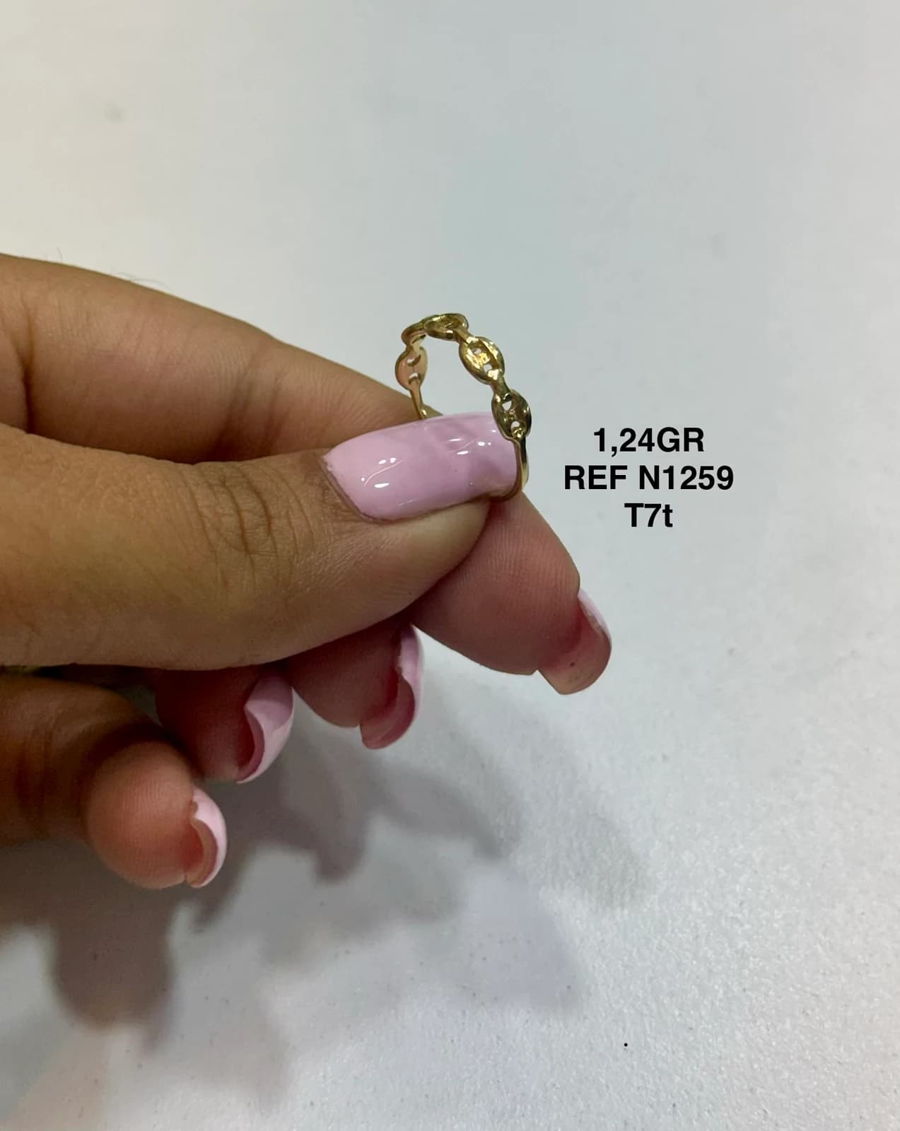 Anillo abierto sostenido en la mano