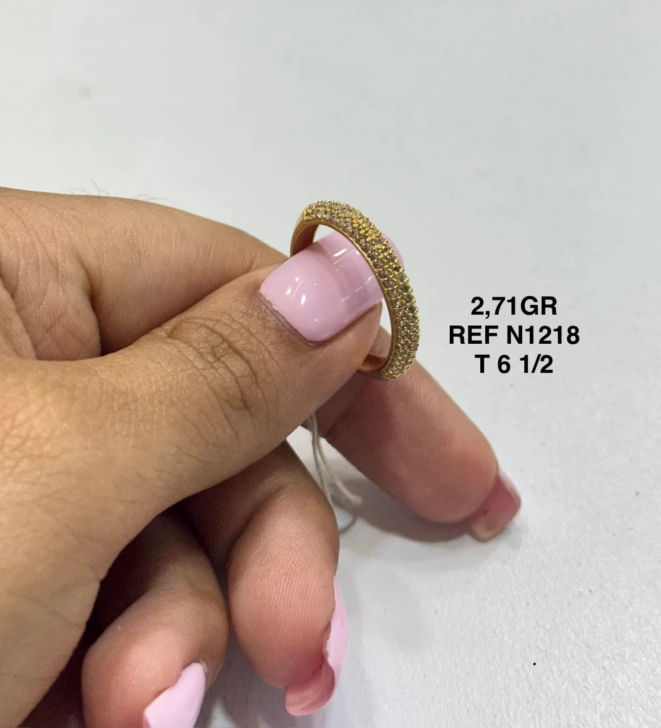 Anillo ancho con textura sostenido en la mano