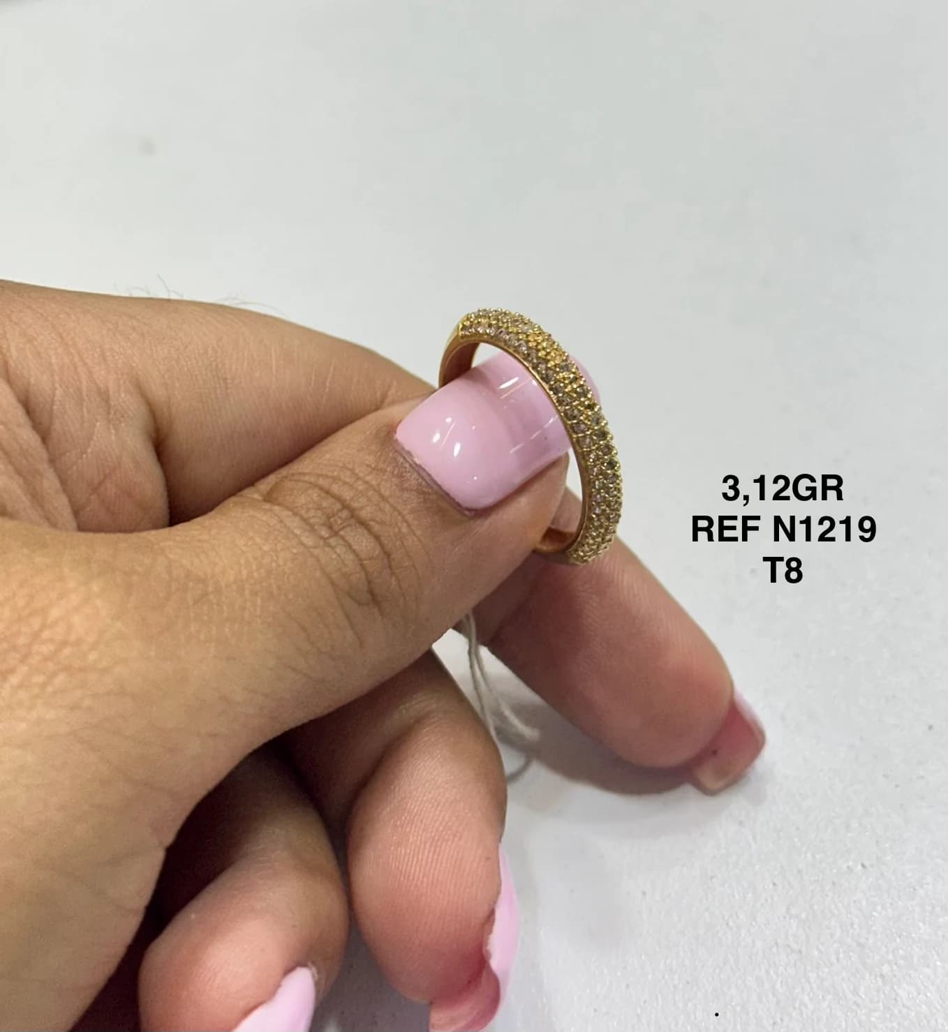 Anillo con trama texturizada sostenido en la mano