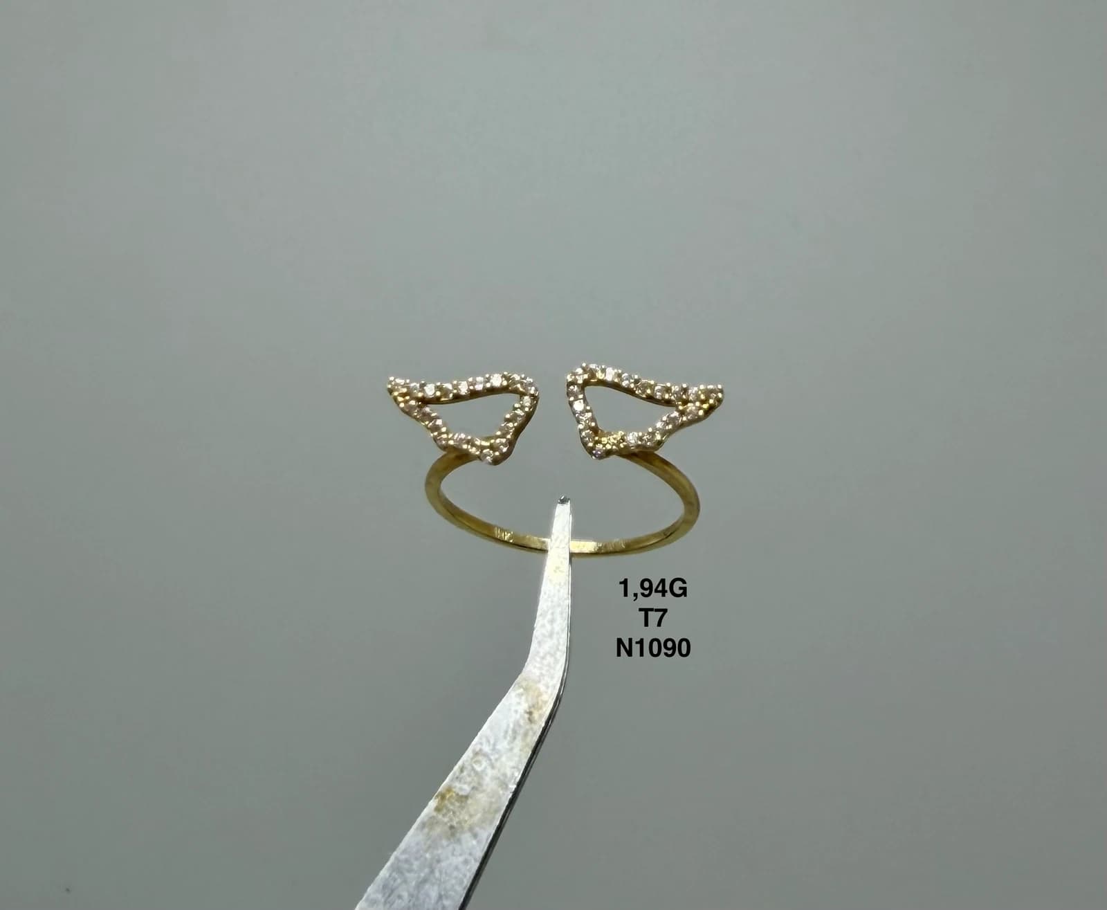 Anillo abierto sostenido con pinzas