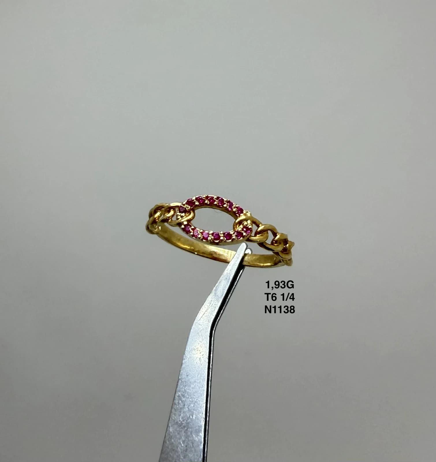 Anillo con detalles de color sostenido con pinzas