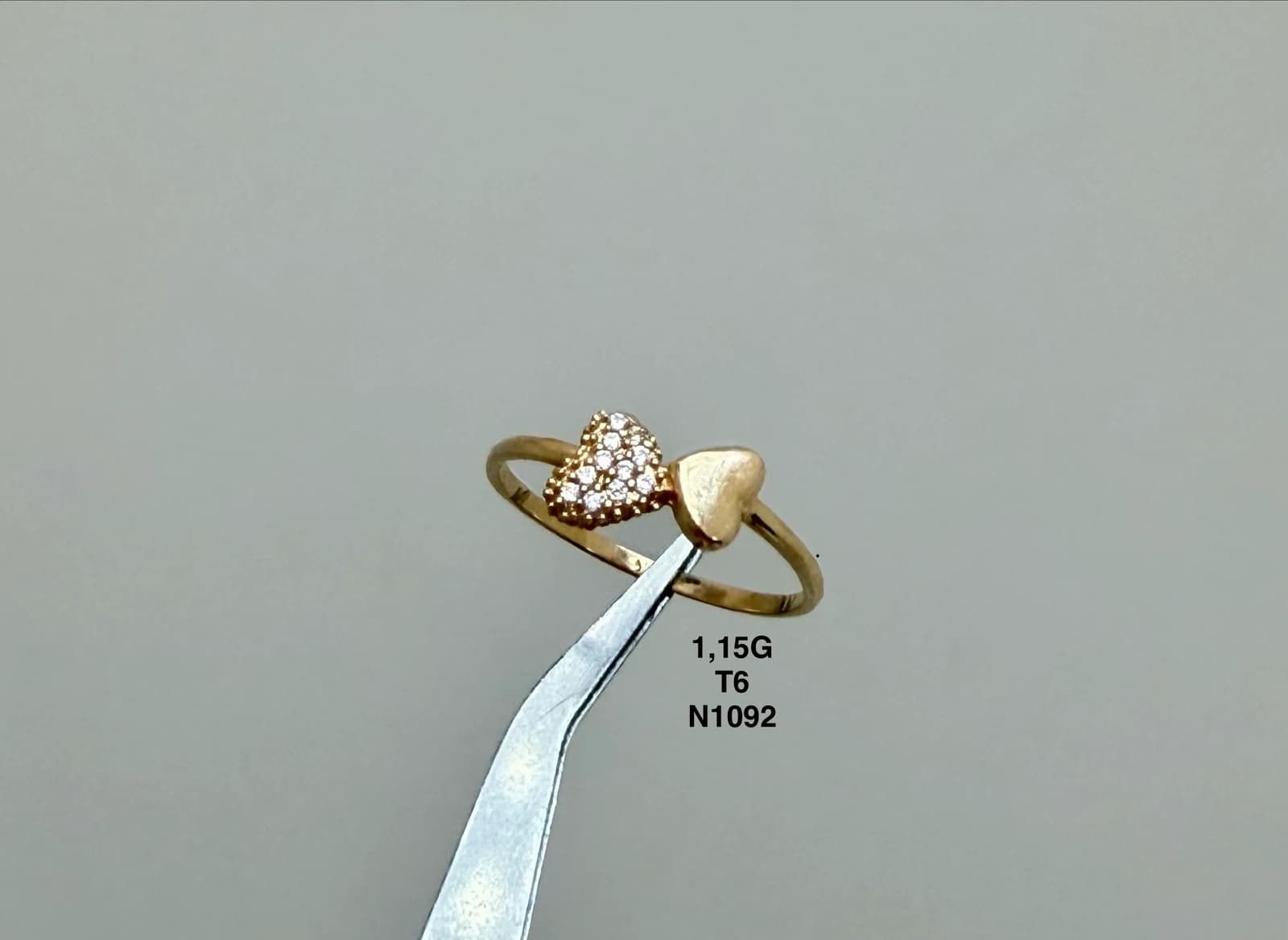Anillo con dos motivos sostenido con pinzas