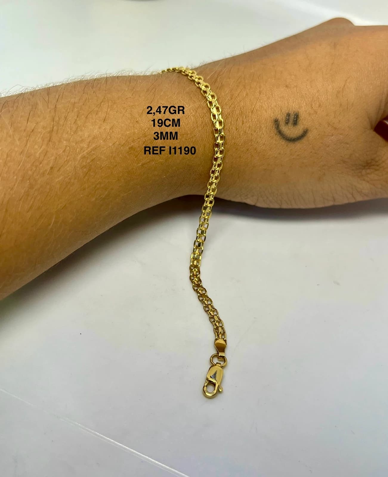 Pulsera extendida sobre una muñeca