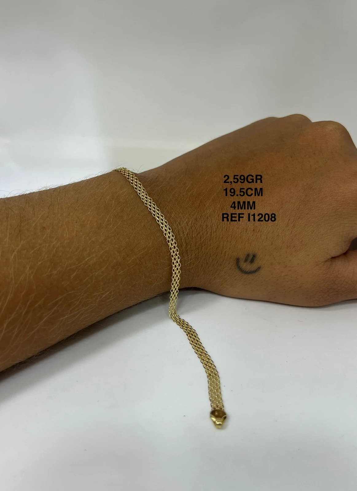 Pulsera fina extendida sobre una muñeca