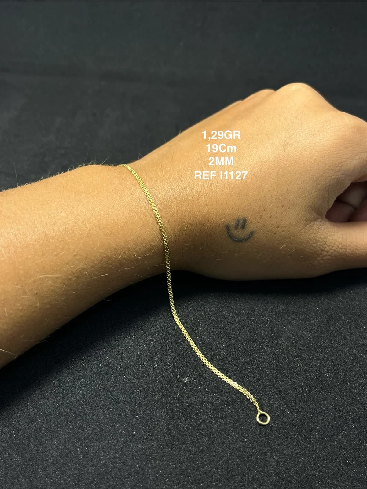 Pulsera sobre una muñeca y un fondo oscuro