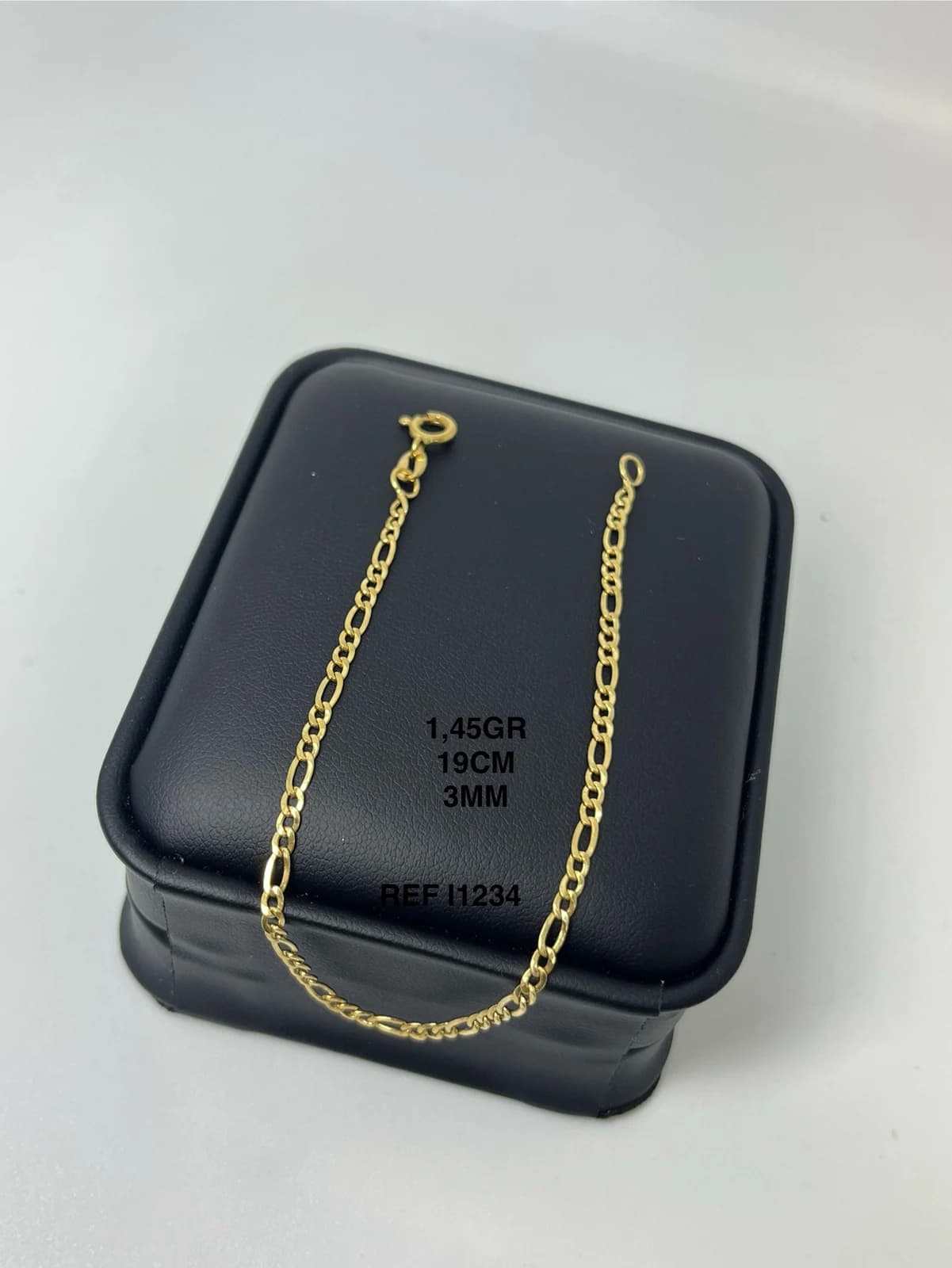 Pulsera de eslabones sobre un estuche oscuro