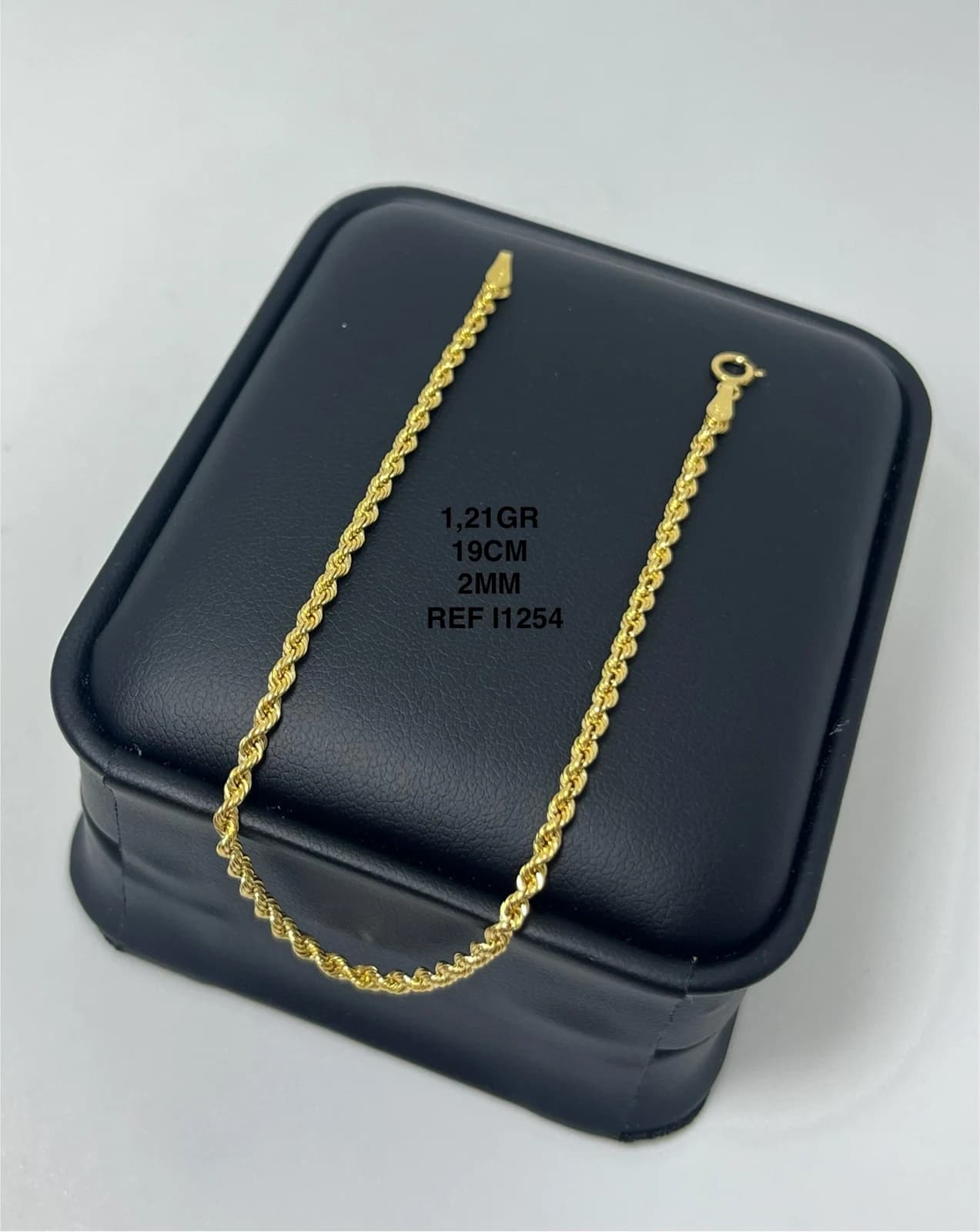 Pulsera de eslabones sobre un estuche inclinado