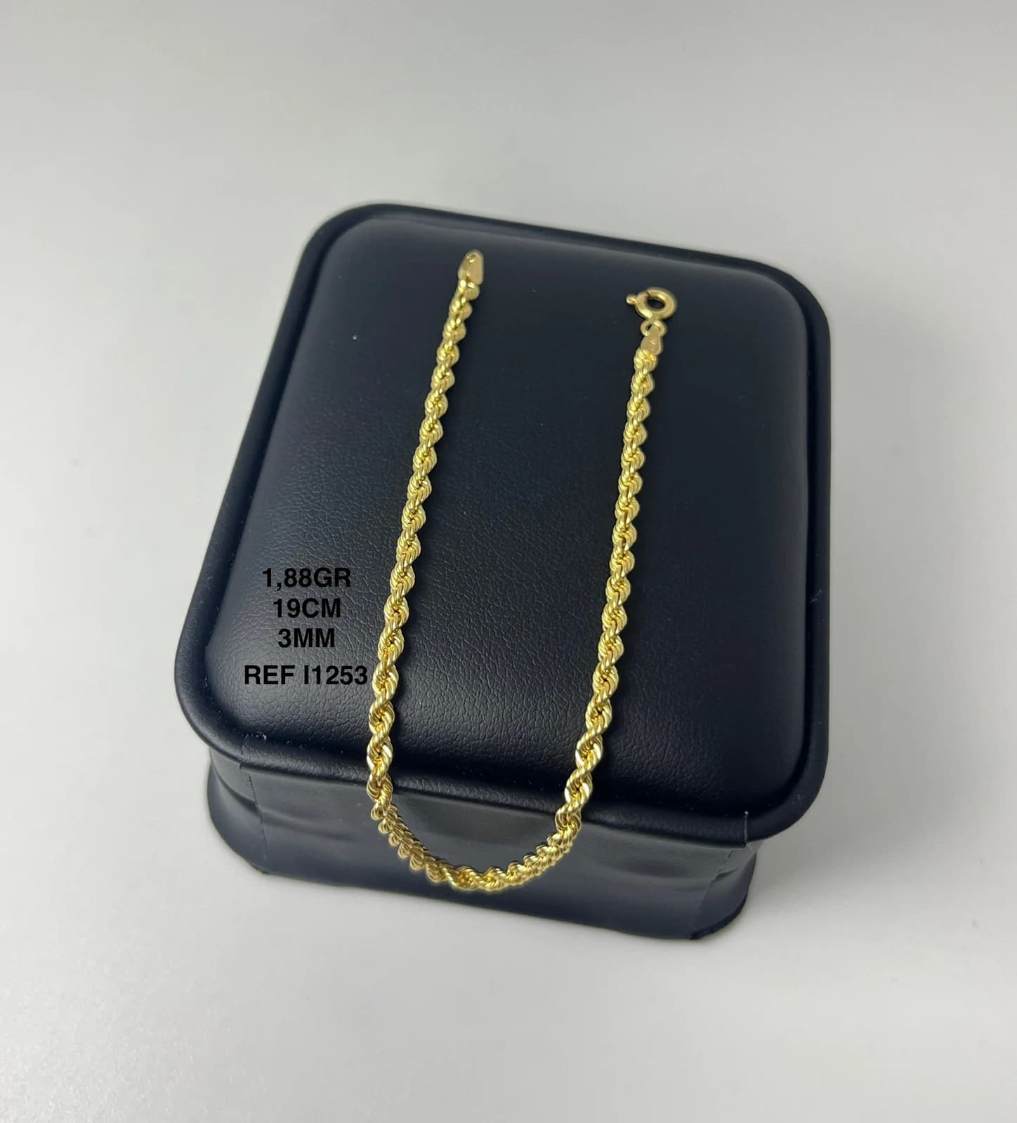 Pulsera de trama de eslabones sobre un estuche