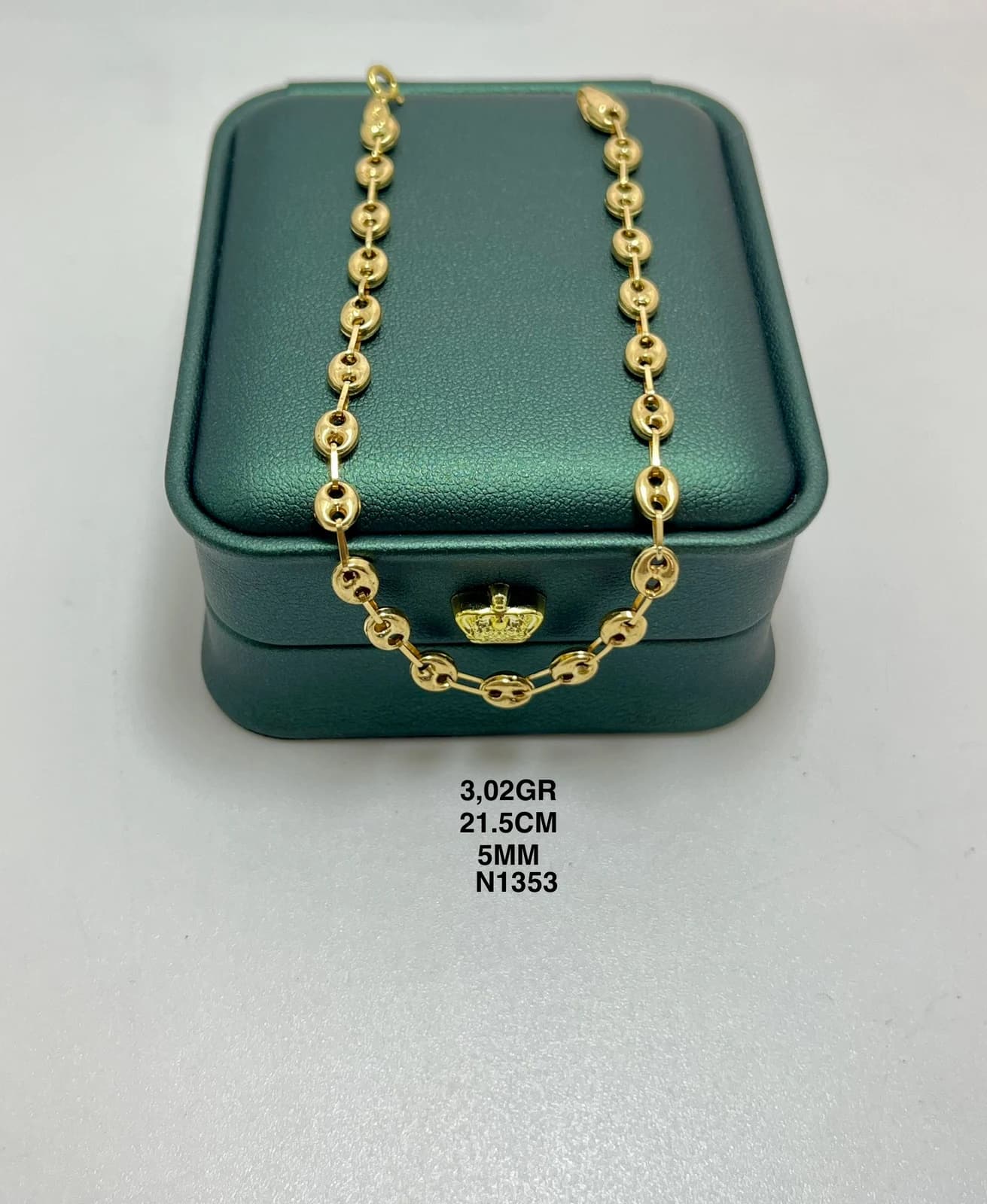 Pulsera de eslabones sobre un estuche verde