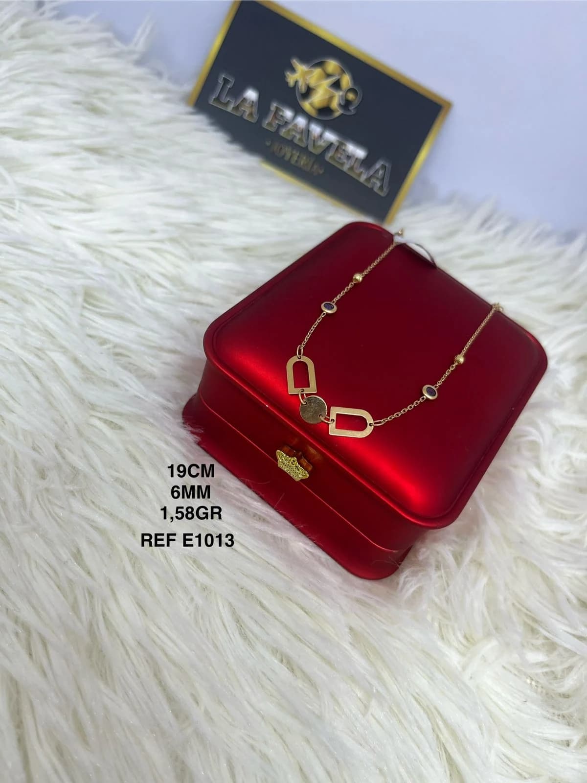 Pulsera con motivos geométricos sobre un estuche rojo