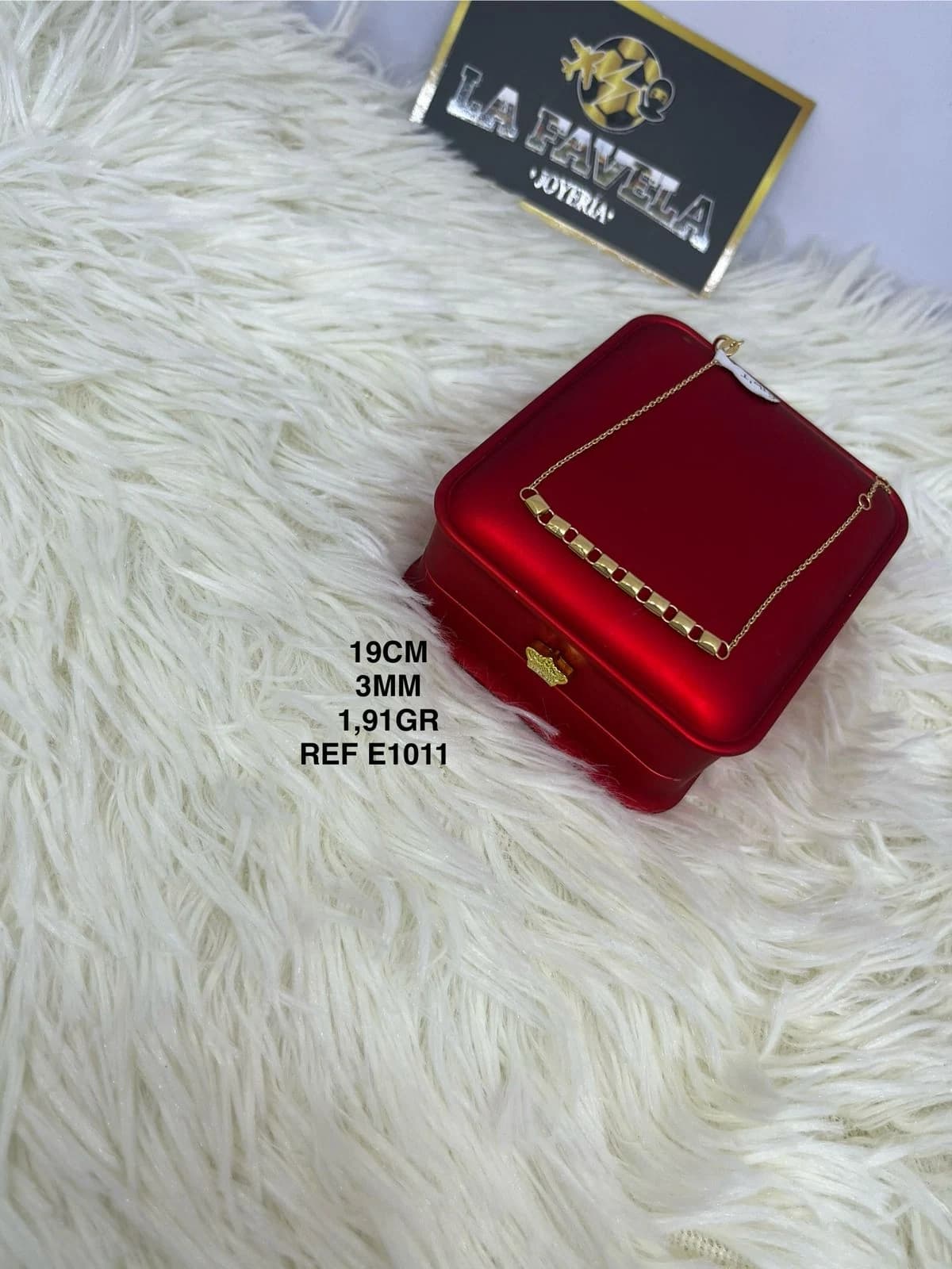 Pulsera sobre un estuche rojo junto a la marca La Favela