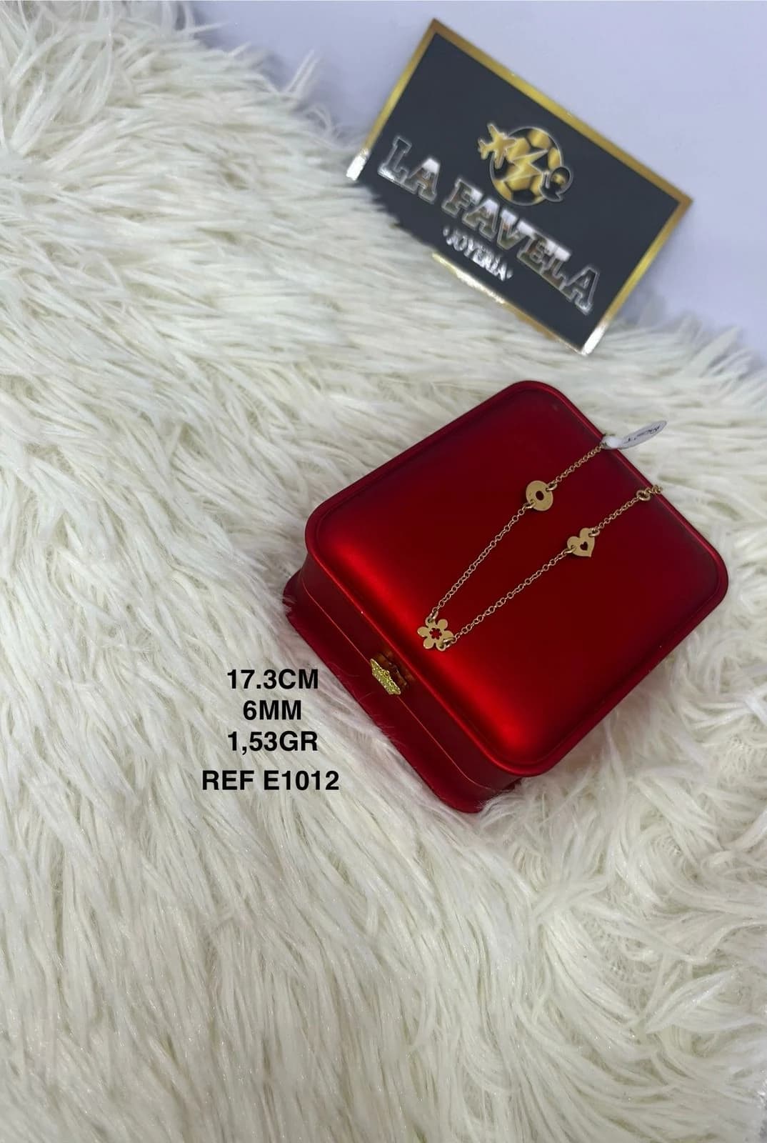 Pulsera fina sobre un estuche rojo