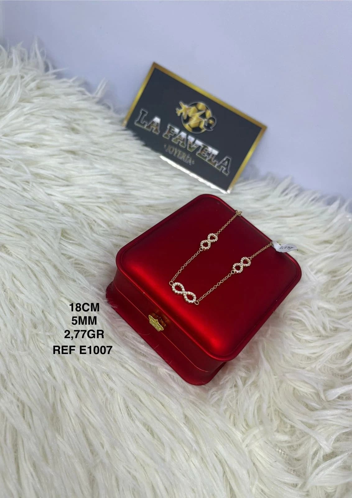 Pulsera con motivos enlazados sobre un estuche rojo