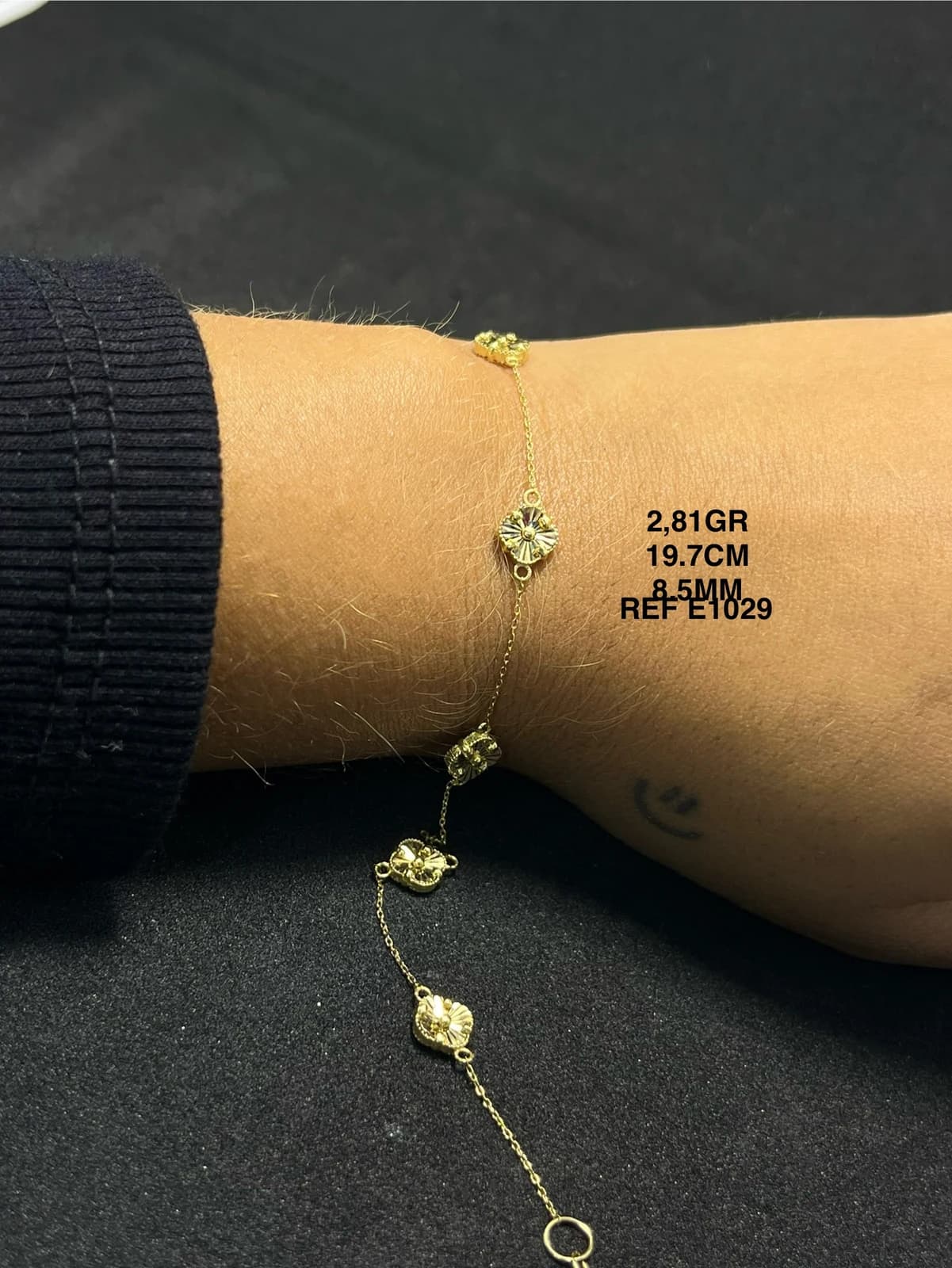 Pulsera con detalles colgantes sobre una muñeca
